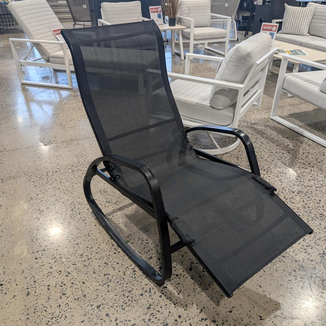 Chaise berçante noire en aluminium - Démonstrateur avec imperfections