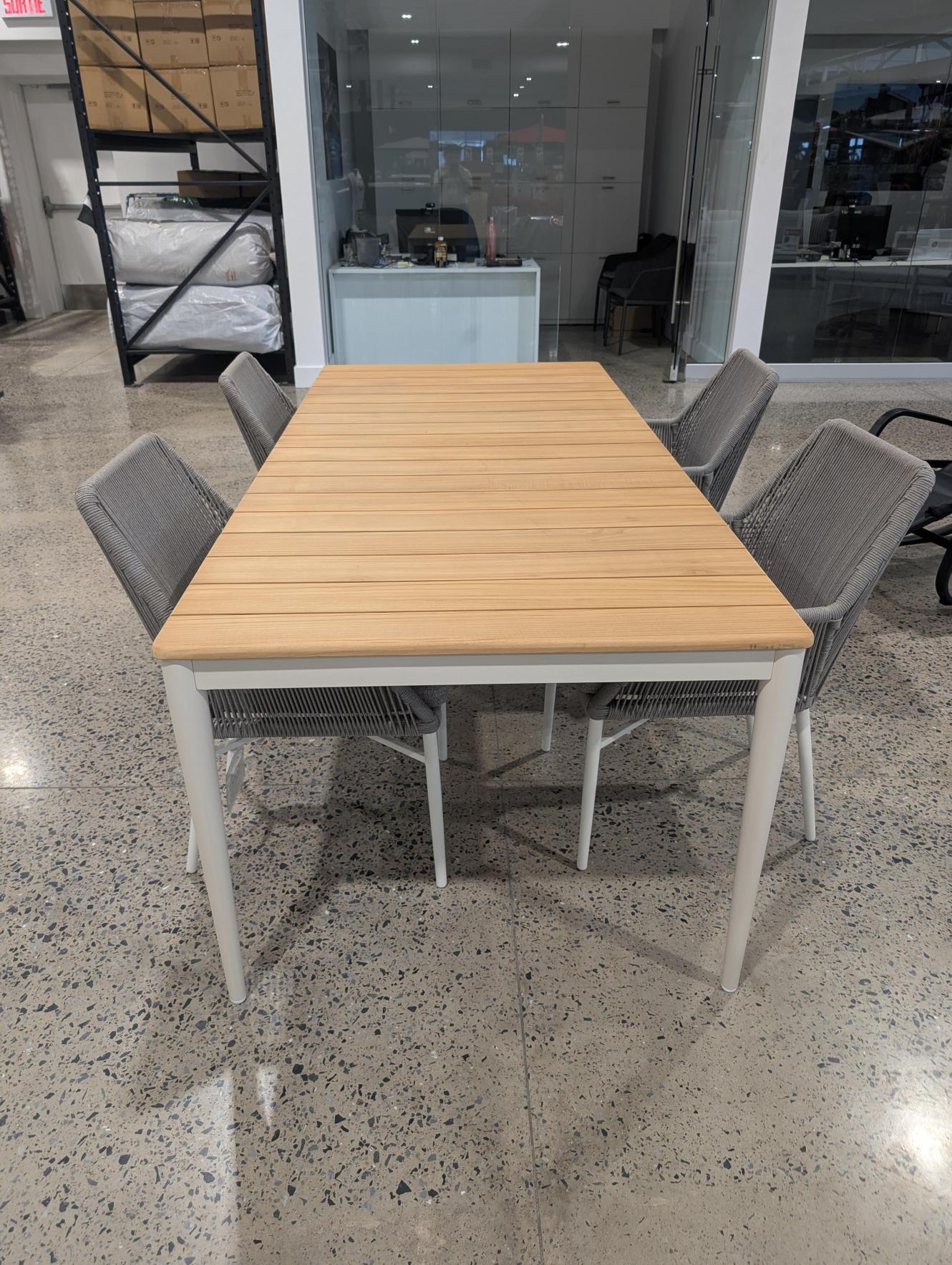 Table à dîner en teck Gunamatta - Démonstrateur avec imperfections - Image 2
